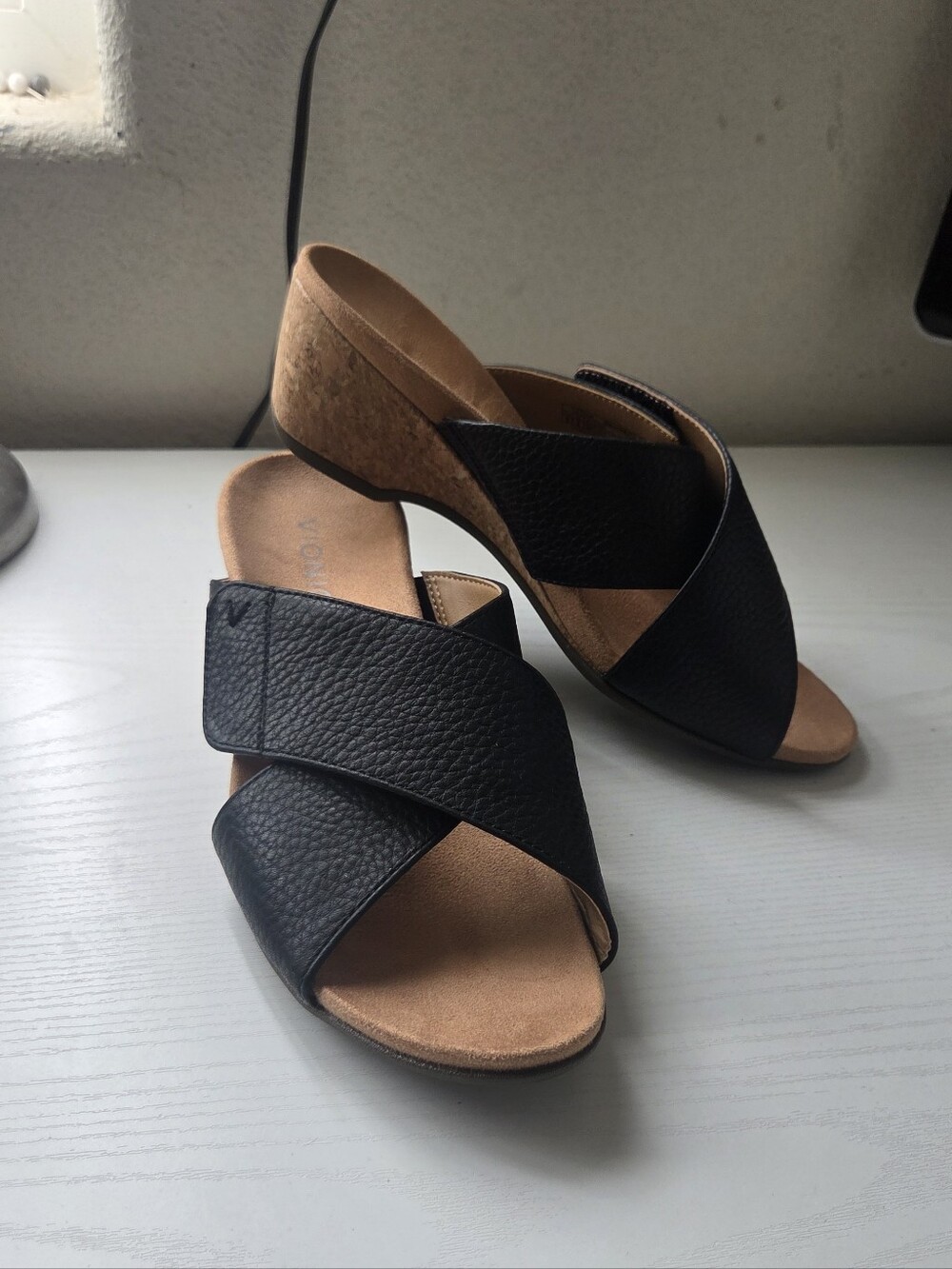 Vionic Leticia Black Tumbled Leather Wedge Comfort Sandals | New EUC|  Size 8